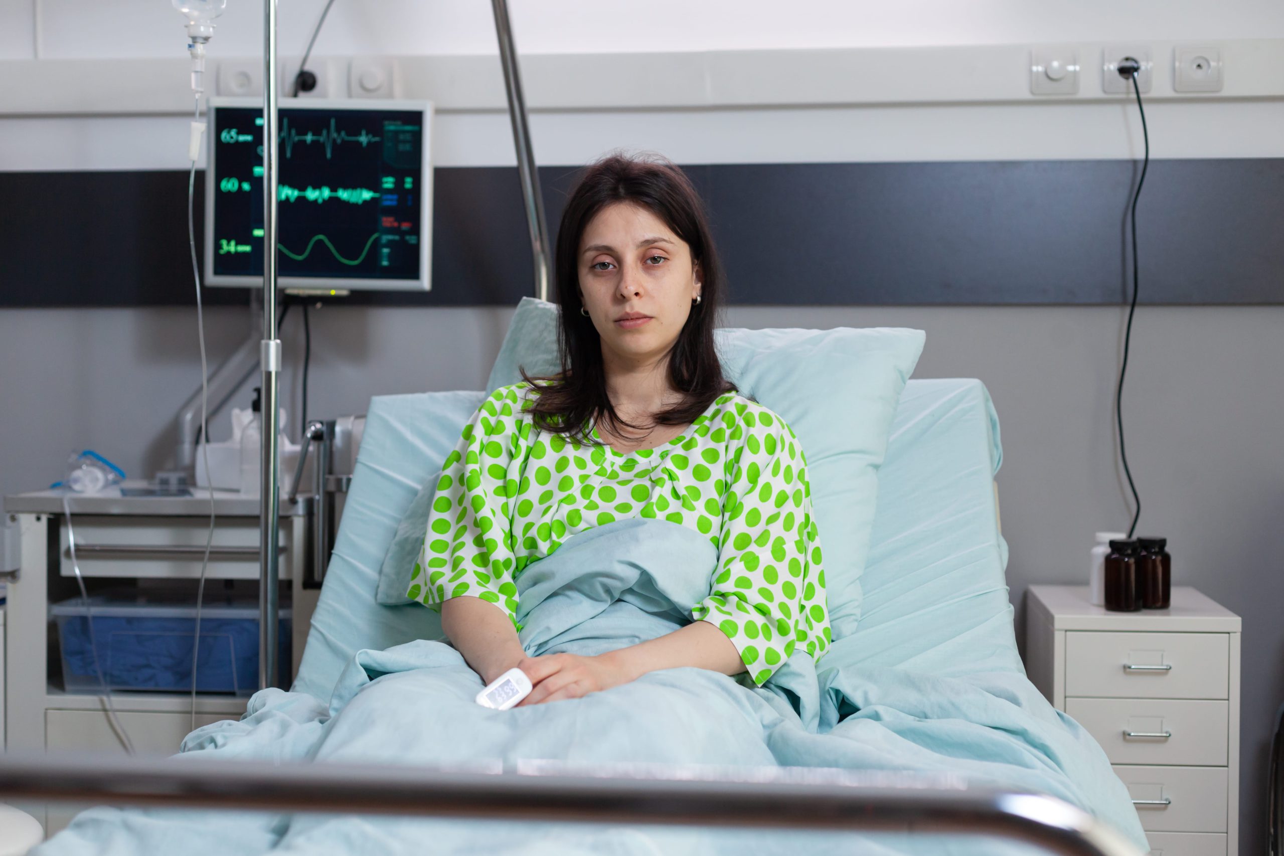 Mulher doente na cama de um hospital