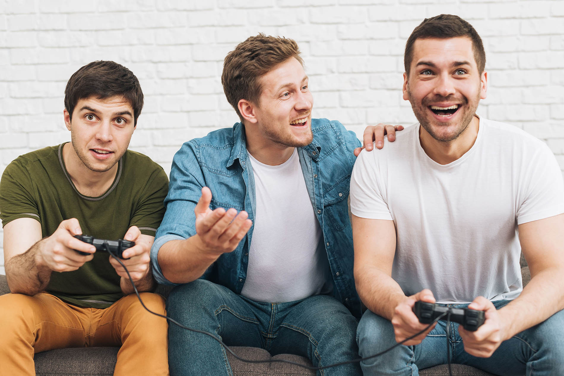 espaço no relacionamento_três homens jogando videogame