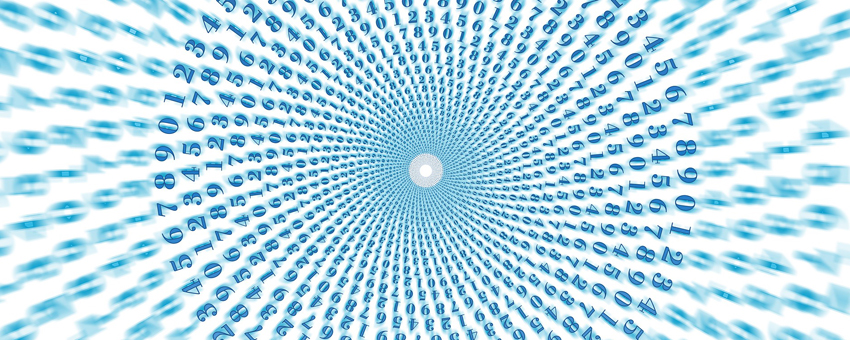 Imagem em espiral de vários números na cor azul em um fundo branco, representando horas iguais – Luz da Serra. 