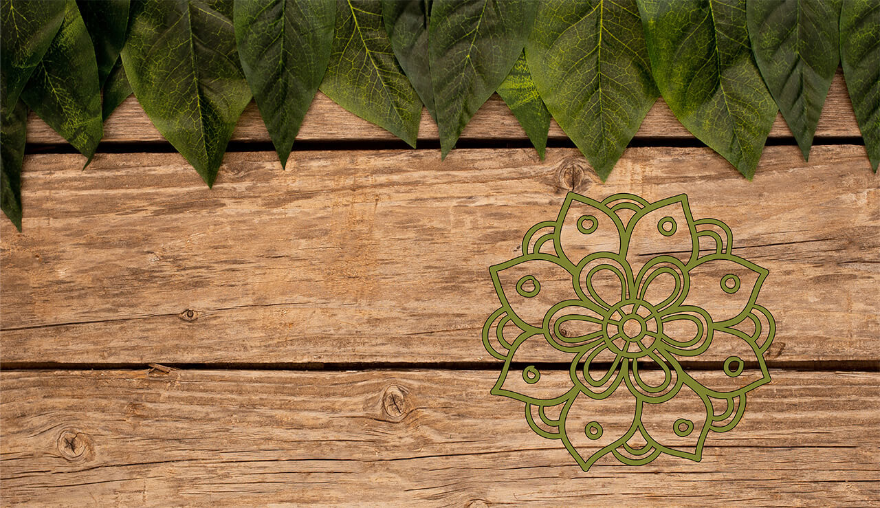 Mandala desenhada em madeira com folhas