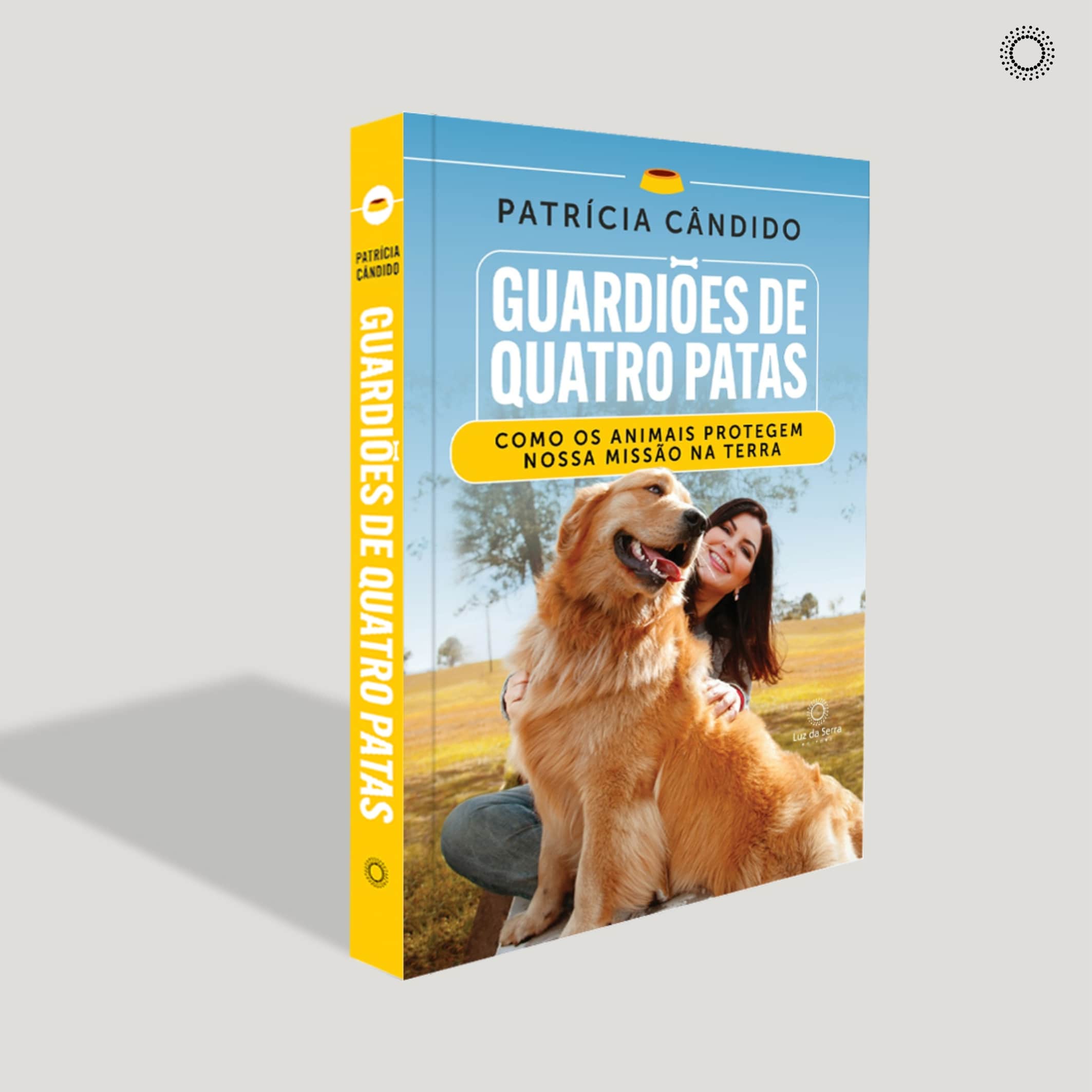 Capa do livro Guardiões de Quatro Patas com foto de Patrícia Cândido fazendo carinho no golden retriever dela - espiritualidade dos animais